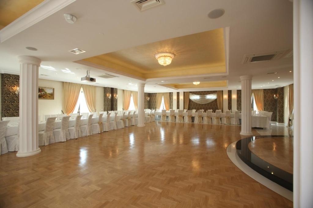 Dwor Kresowy Hotel Radymno Buitenkant foto